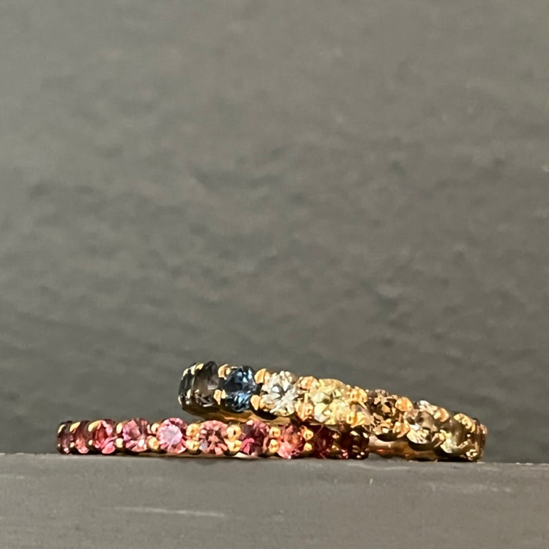 Ring i 18k guld med brun-rosa safirer