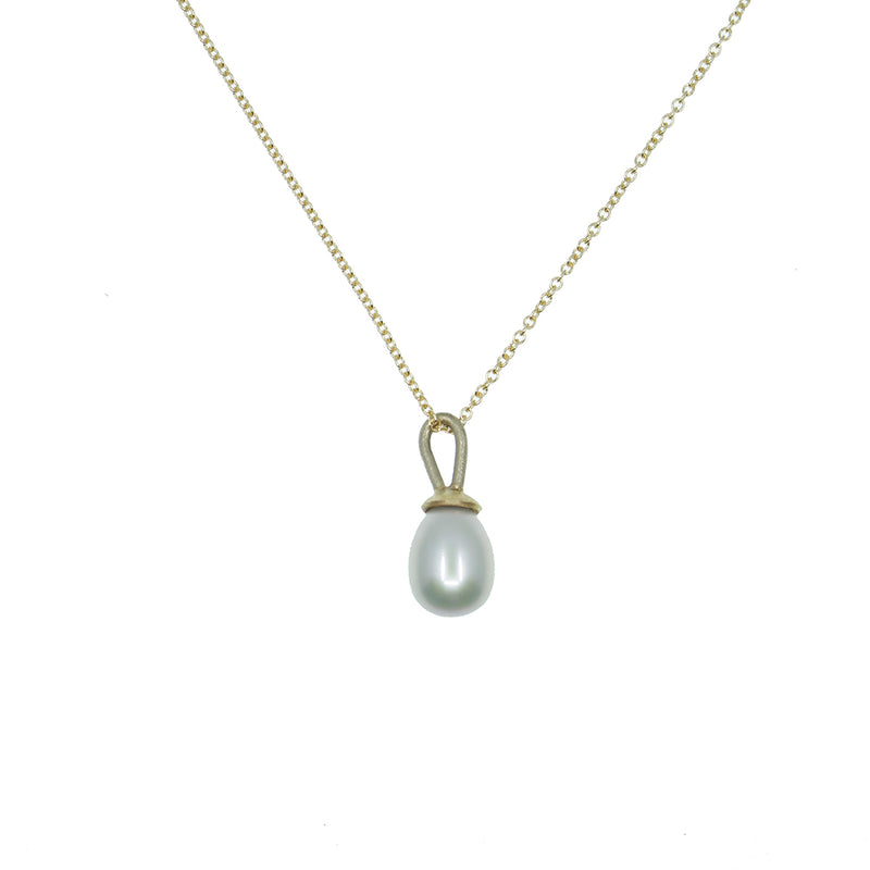Gold necklace with freshwater pearl