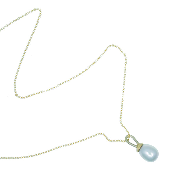 Gold necklace with freshwater pearl