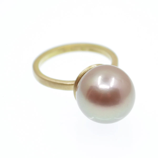 Guldring med stor rosa pärla